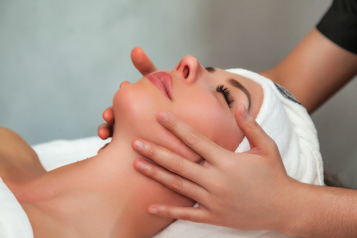 Client relaxing during a facial in the BCSBC student salon